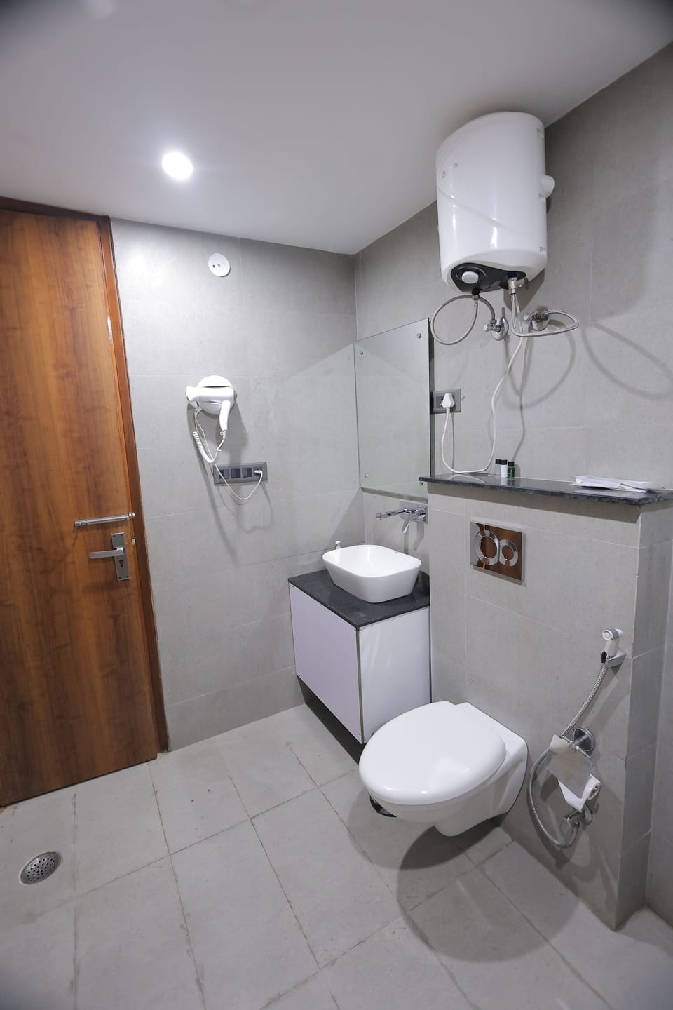 Premium Room | Bathroom | Shower, hair dryer, slippers, bidet