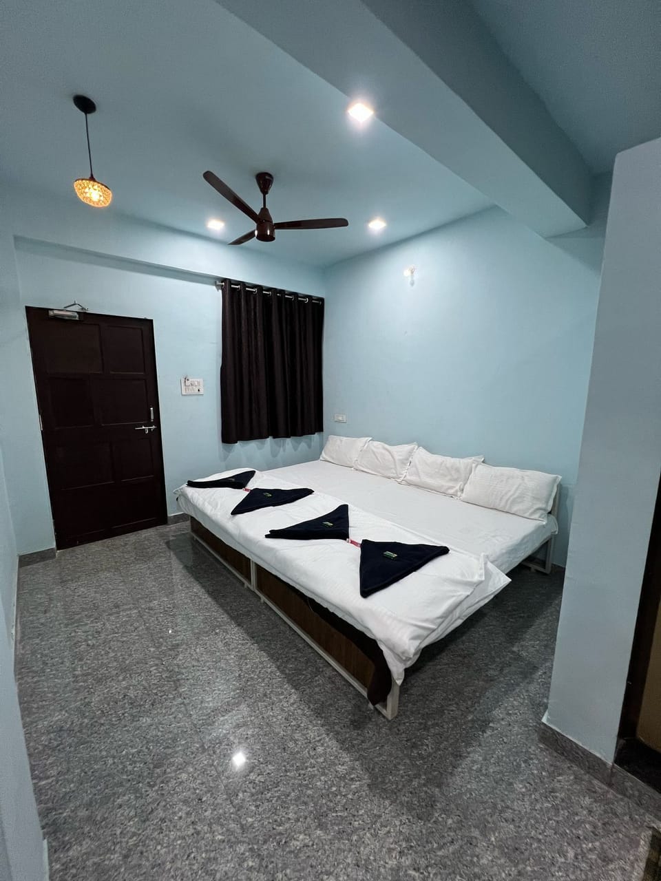 Family Room | Desk, laptop workspace, free WiFi