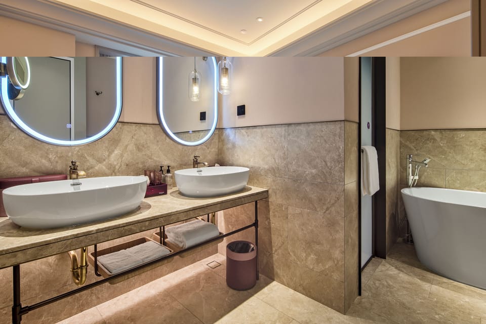 Deluxe Room, 1 King Bed | Premium bedding, minibar (free items), soundproofing, WiFi (free)