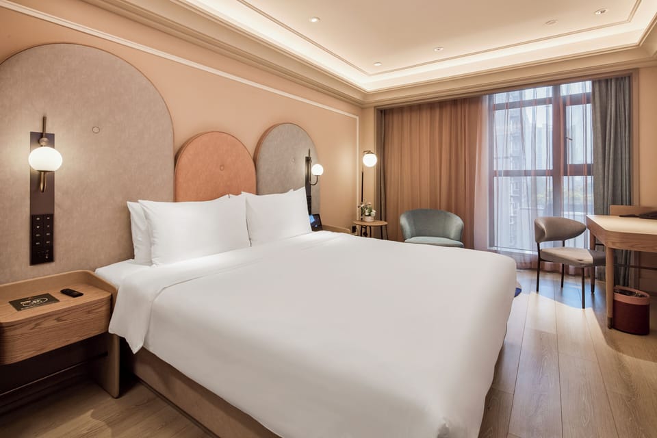 Standard Room, 1 King Bed | Premium bedding, minibar (free items), soundproofing, WiFi (free)