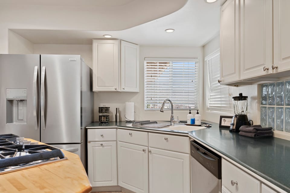 House, 4 Bedrooms | Private kitchen | Fridge, oven, coffee/tea maker, toaster