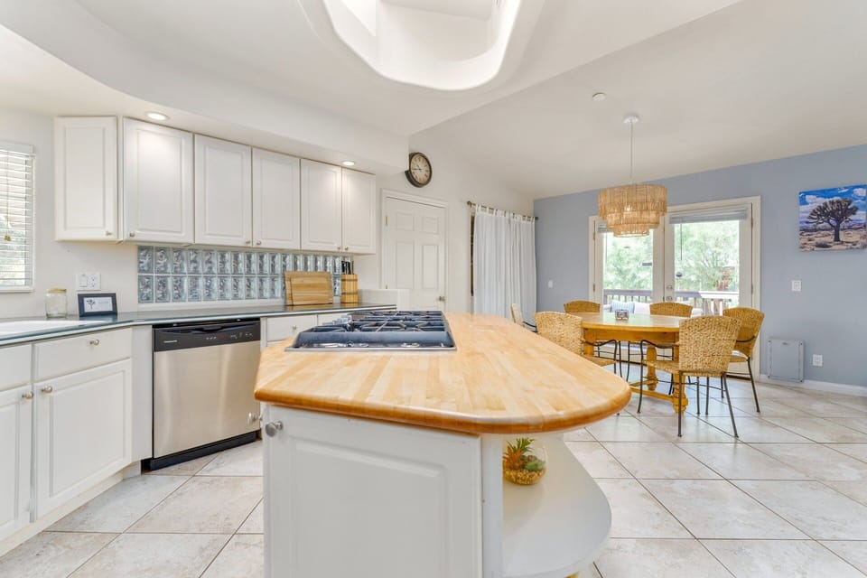 House, 4 Bedrooms | Private kitchen | Fridge, oven, coffee/tea maker, toaster