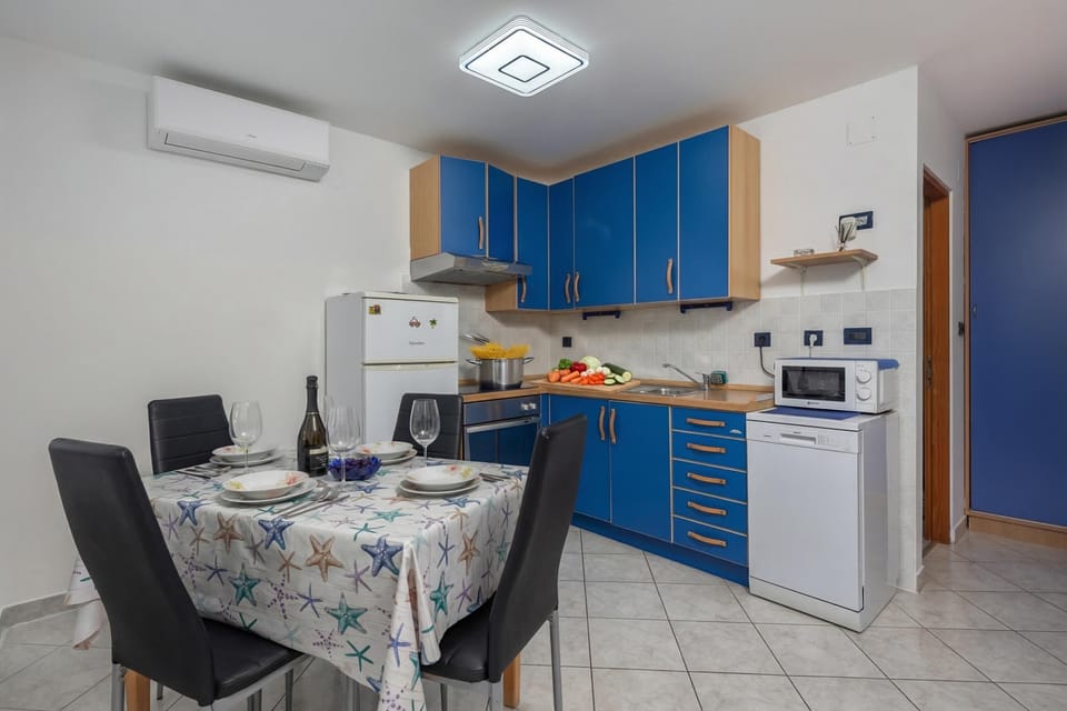 Family Apartment, 2 Bedrooms, Balcony (Seaview Apartment With Jacuzzi Ivano) | Private kitchen