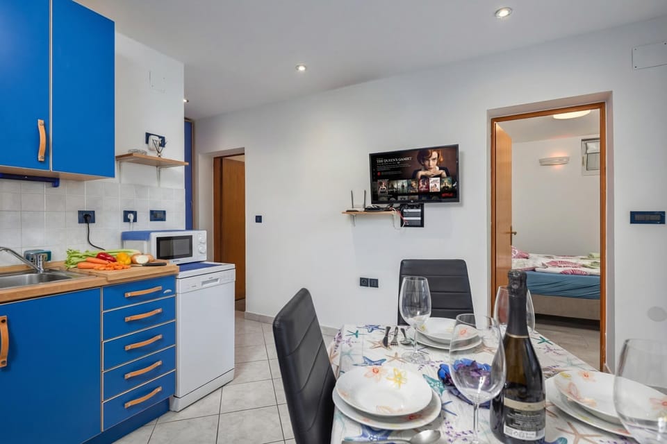 Family Apartment, 2 Bedrooms, Balcony (Seaview Apartment With Jacuzzi Ivano) | Dining