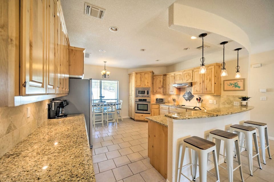 Kitchen | Granite Counters | Breakfast Bar Seating