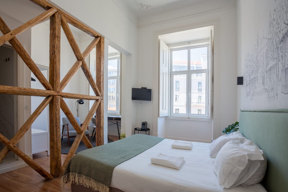 Deluxe Suite | Desk, laptop workspace, blackout drapes, soundproofing