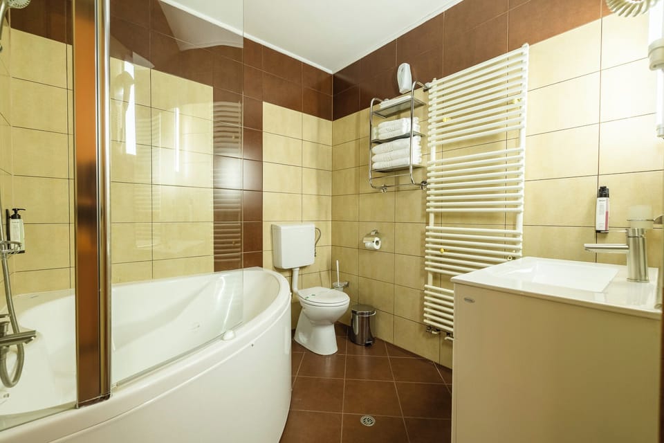 Deluxe Apartment | Bathroom
