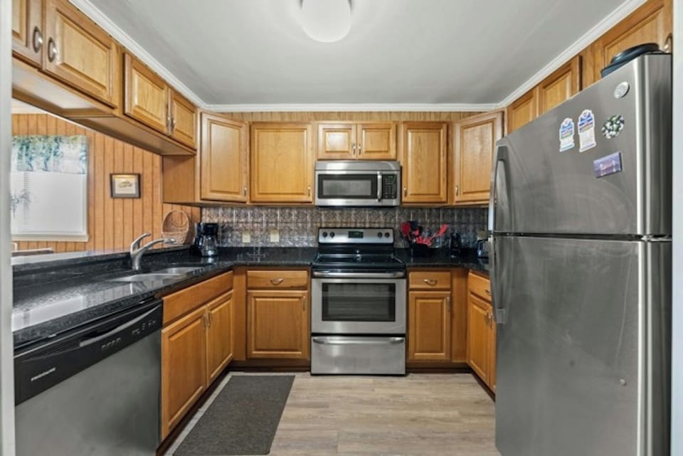 All modern appliances to make meal preparation a breeze.