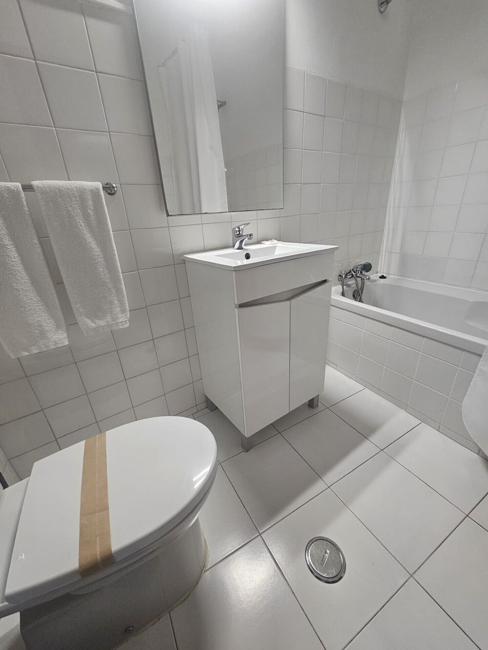 Classic Double Room, Patio, Courtyard View | Bathroom | Towels, soap, shampoo, toilet paper