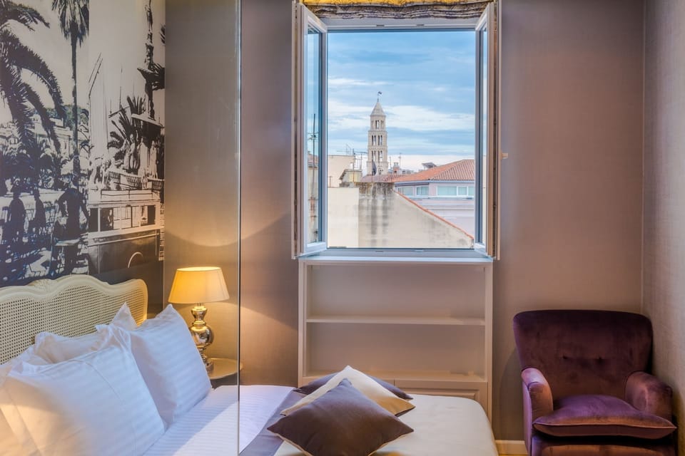 Double Room, City View | Minibar, in-room safe, desk, soundproofing