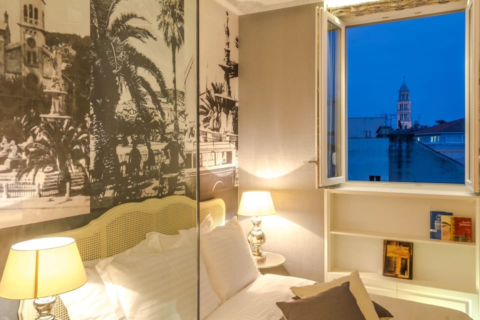 Double Room, City View | Minibar, in-room safe, desk, soundproofing
