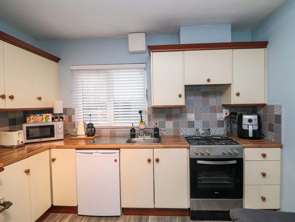 Cookware/dishes/utensils