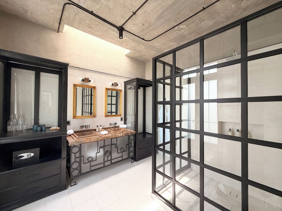 Deluxe Room, 1 King Bed | Bathroom | Free toiletries, hair dryer, bathrobes, towels