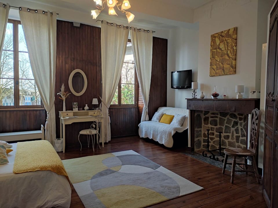 Chambre Barétous confortable avec sa cheminée d'époque