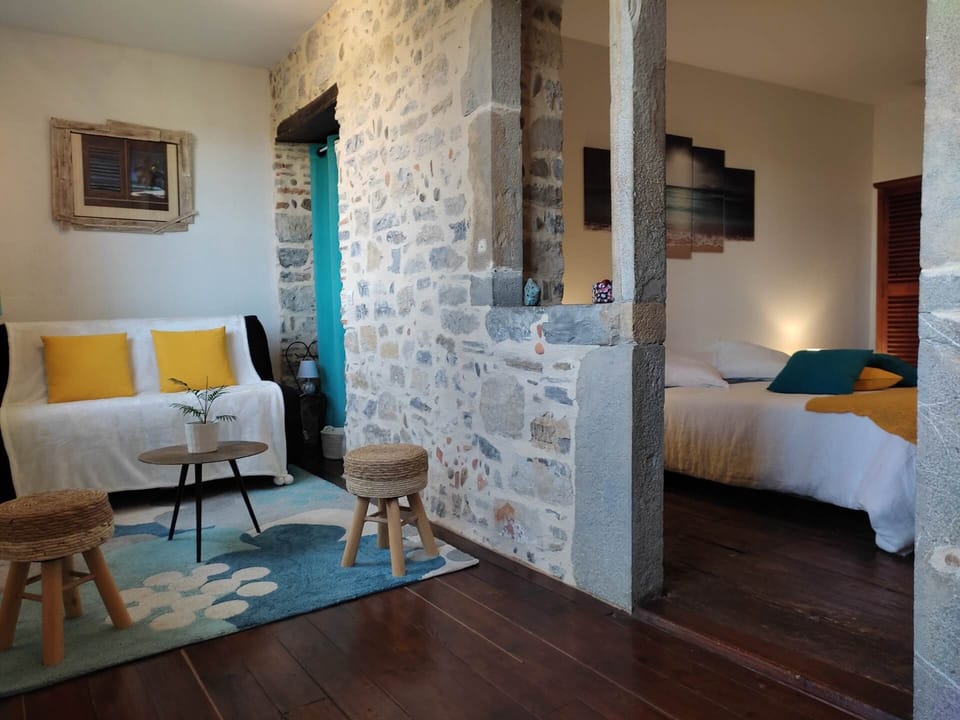 Espace salon confortable rempli de charme et de sérénité
