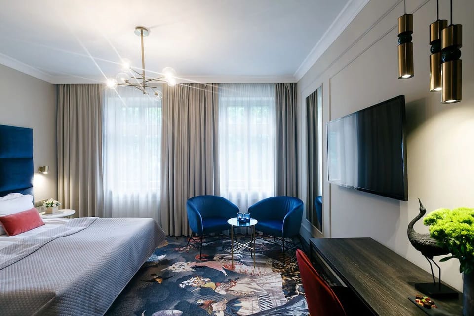 Settle into bright comfort with lounge seating and soft daylight.