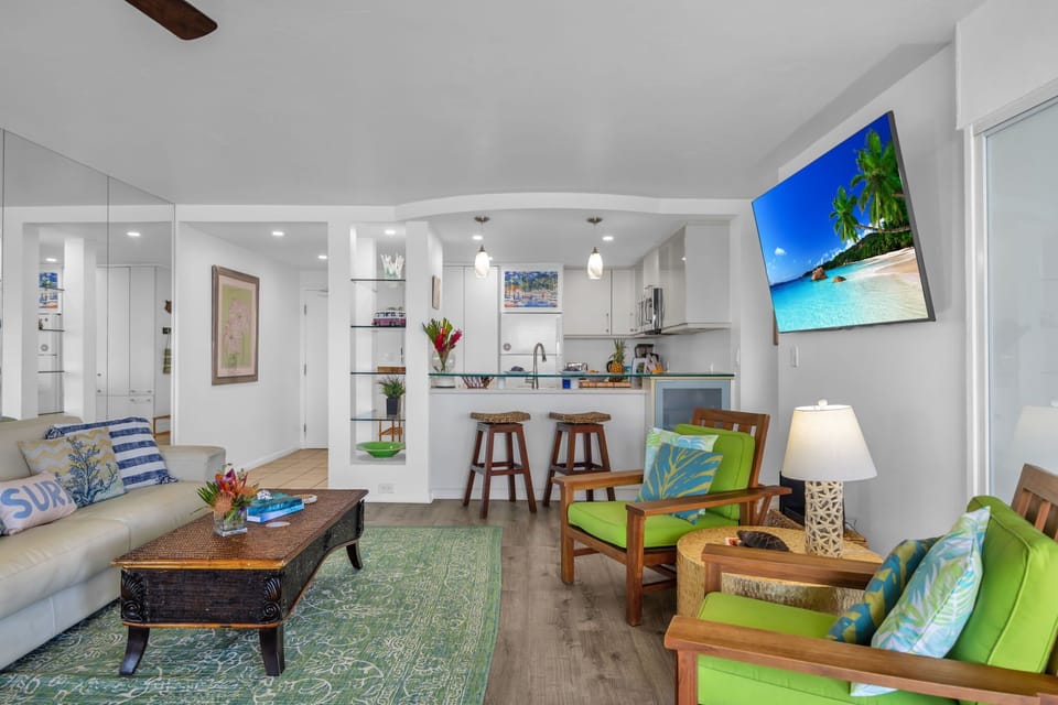 Modern comfort with tropical touches 
