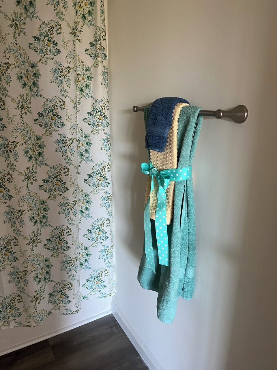 This bathroom also has coordinating towels - bath, hand and face. 
