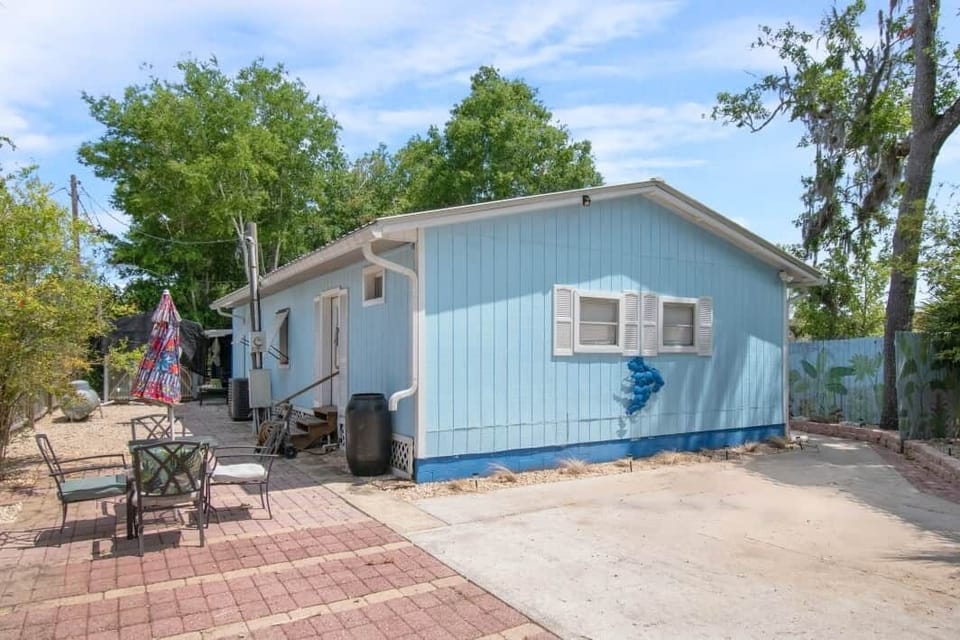 Exterior/Parking