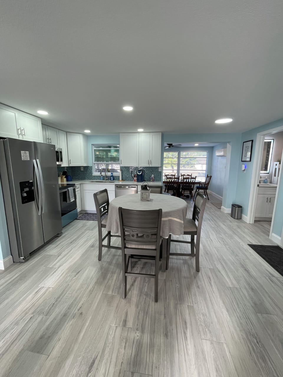 Kitchen and breakfast area