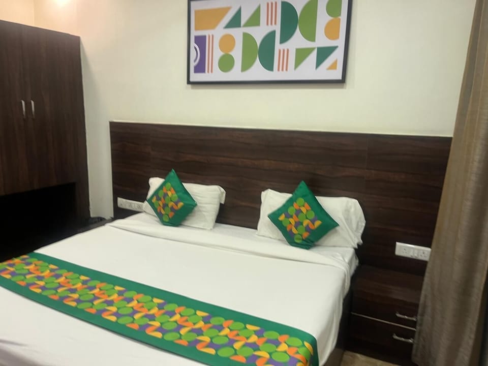 Classic Double Room, City View | Desk, laptop workspace, soundproofing, iron/ironing board