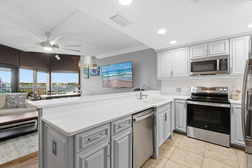 Condo, Multiple Beds (Marker 33 #2D3) | Private kitchen