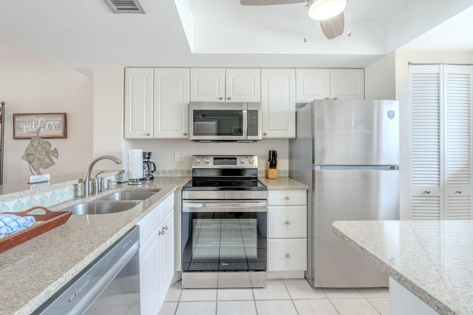 Condo, Multiple Beds (Carlos Pointe #624) | Private kitchen | Oven, toaster