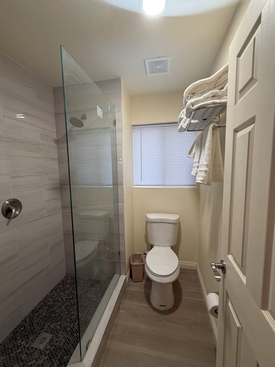 Double Room | Bathroom | Hair dryer, towels, soap, shampoo