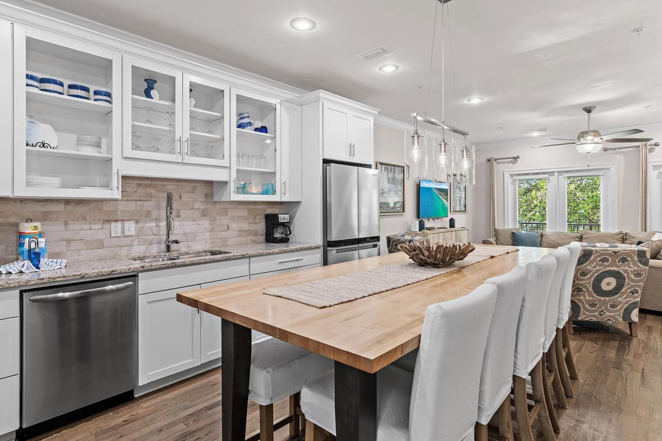 House, Multiple Beds (Driftwood Townhomes #3- Liv Salty) | Private kitchen