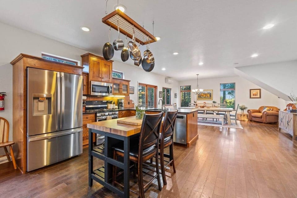 Large, fully equipped kitchen.