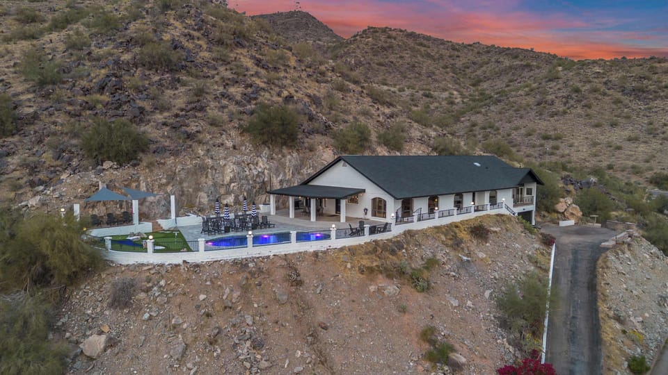 The home doesn’t sit on the mountain—it’s part of it. Built directly into the hillside for privacy, scale, and a setting you won’t find anywhere else in Phoenix.