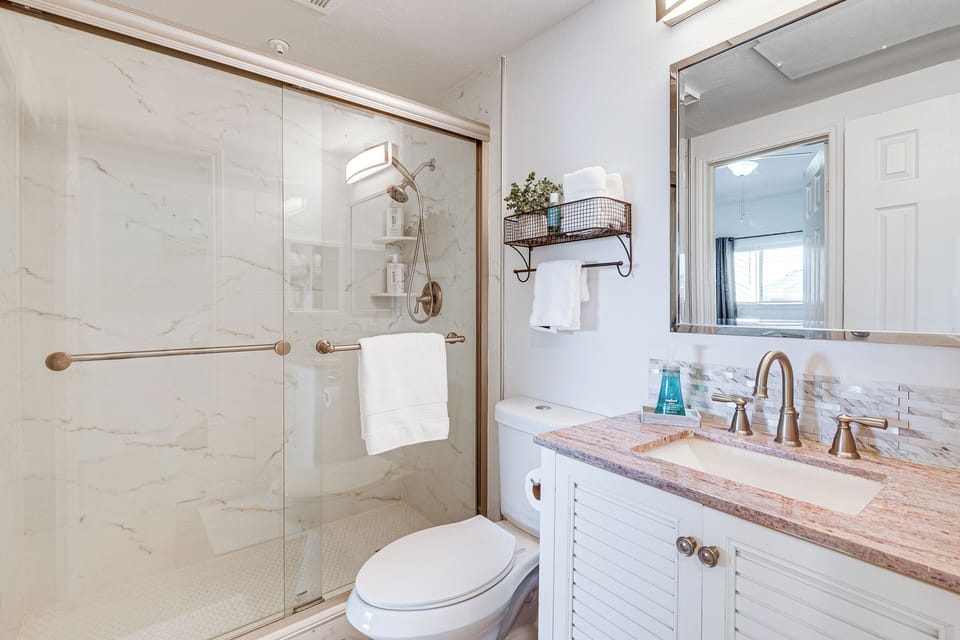 En-Suite Bathroom | Towels Provided | 1st Floor