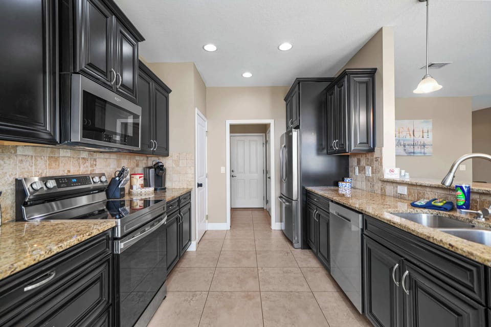 Fully Stocked Kitchen w/ Stainless Steel Appliances
