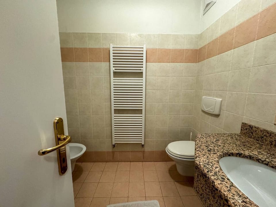 Double Room, Balcony | Bathroom | Shower, hair dryer, bidet, towels