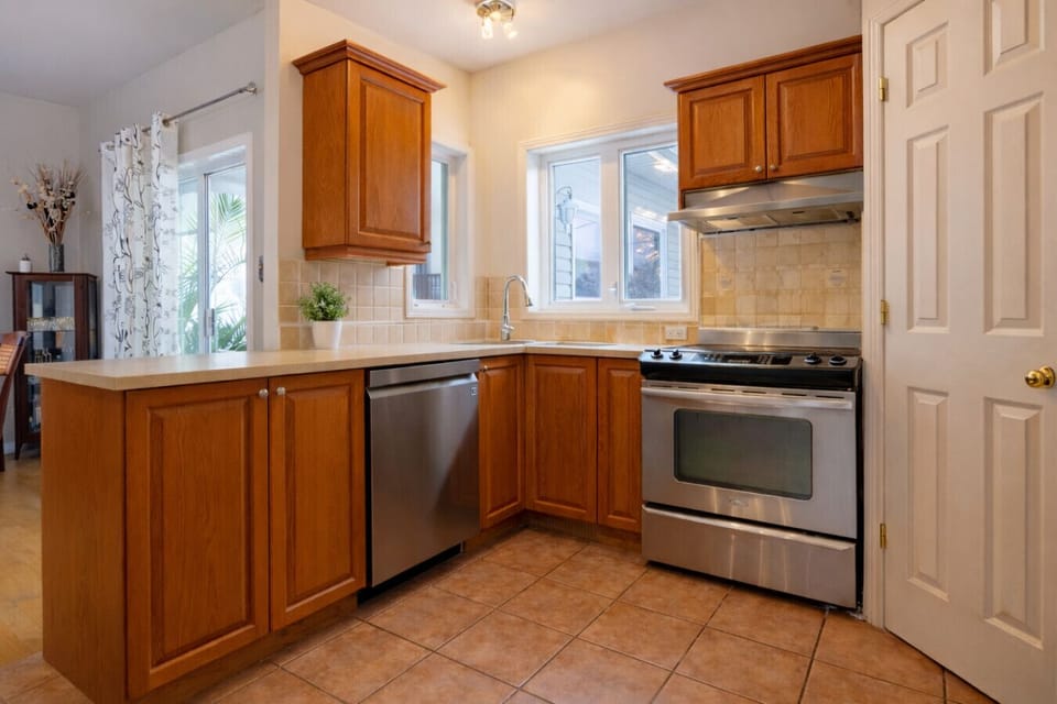 Bright, fully equipped kitchen, ideal for group meals