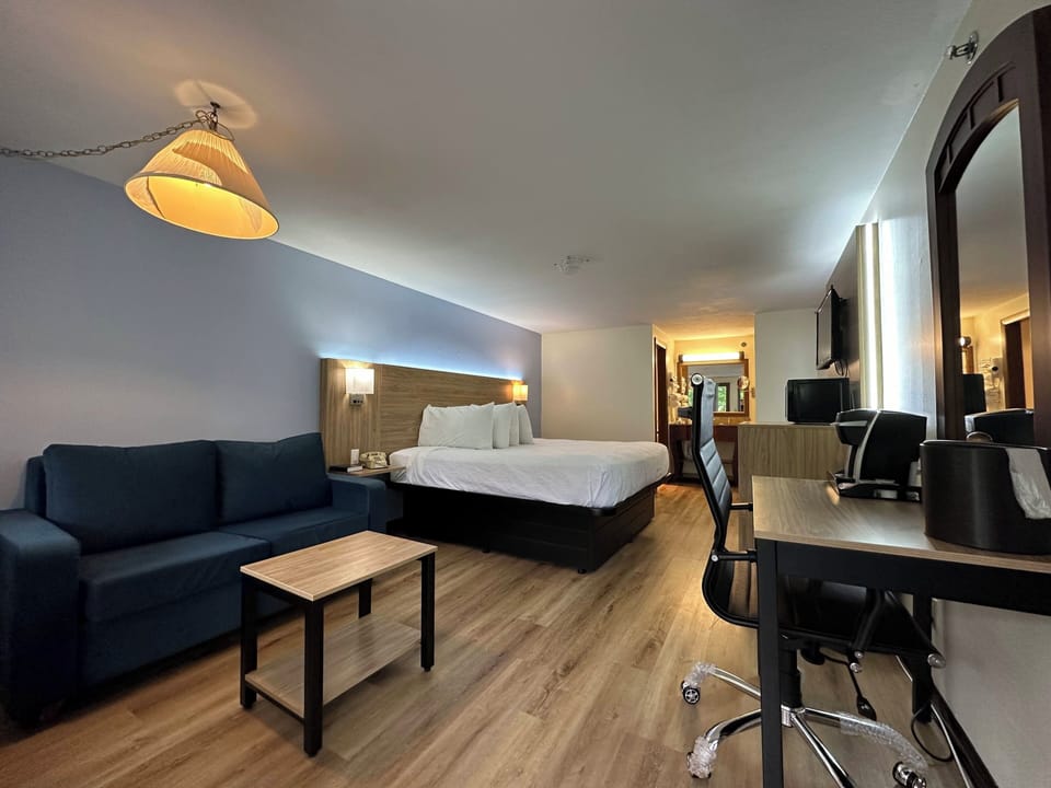 King Room | Private kitchen | Fridge, microwave, coffee/tea maker