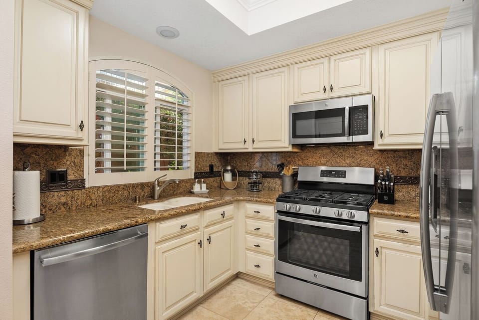 Fully stocked kitchen-dishwasher, gas stove/oven,microwave,frig with water/ice