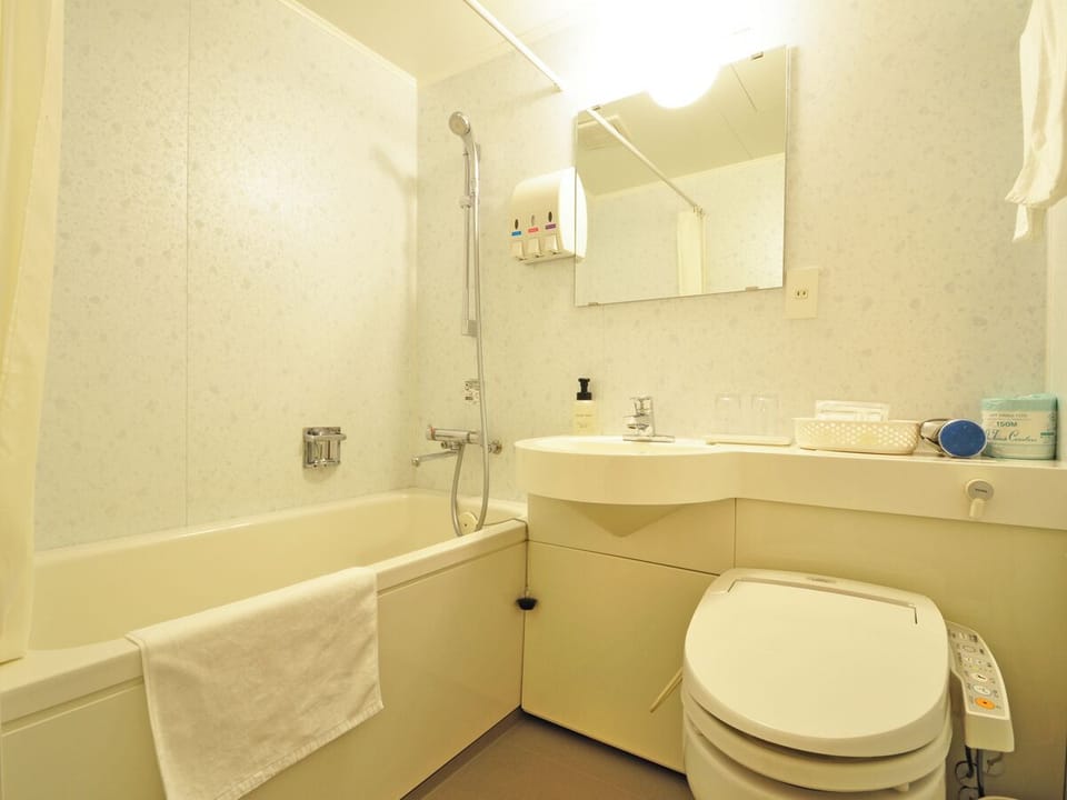 Comfort Twin Room, Non Smoking, Private Bathroom | Bathroom | Combined shower/tub, free toiletries, hair dryer, slippers