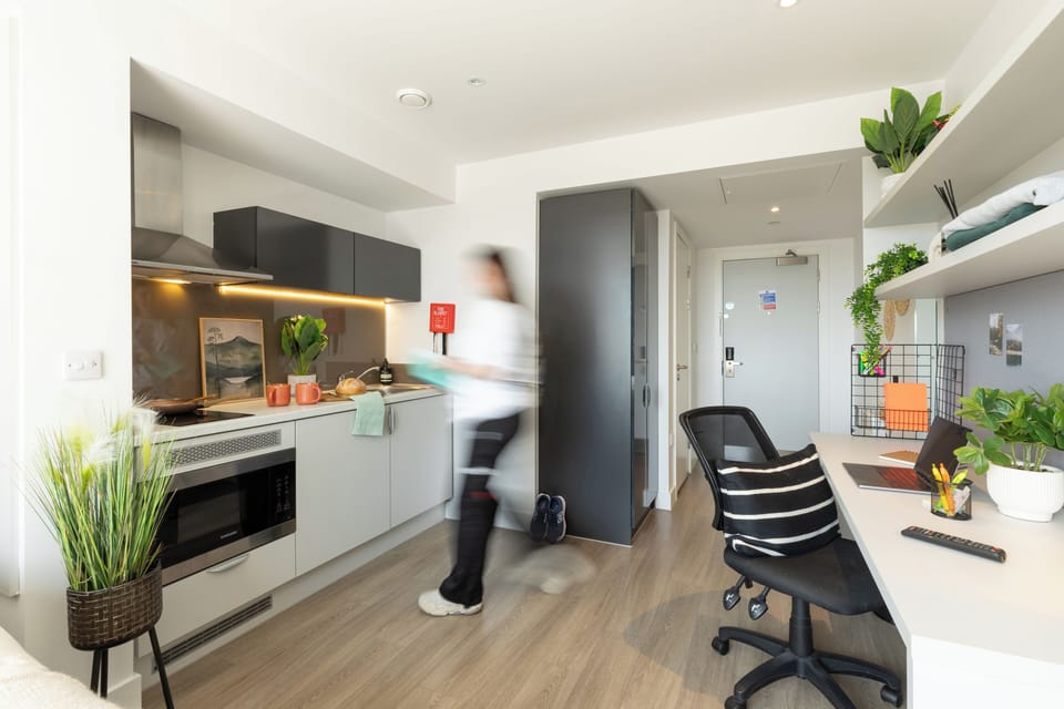 Classic Studio, Non Smoking | Private kitchen | Mini-fridge, oven, stovetop