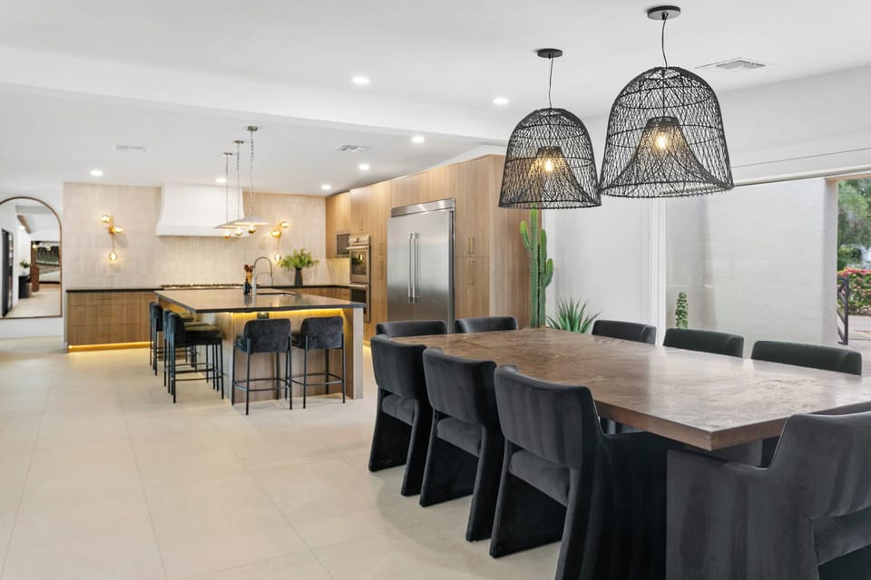 Dining space and 6 bar stools around the kitchen island
