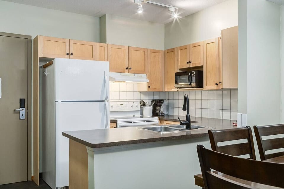 Full kitchen with everything needed to prepare a delicious meal.