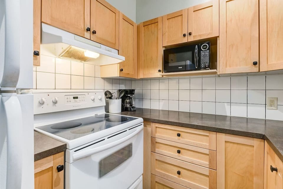 Full kitchen with all necessary amenities.