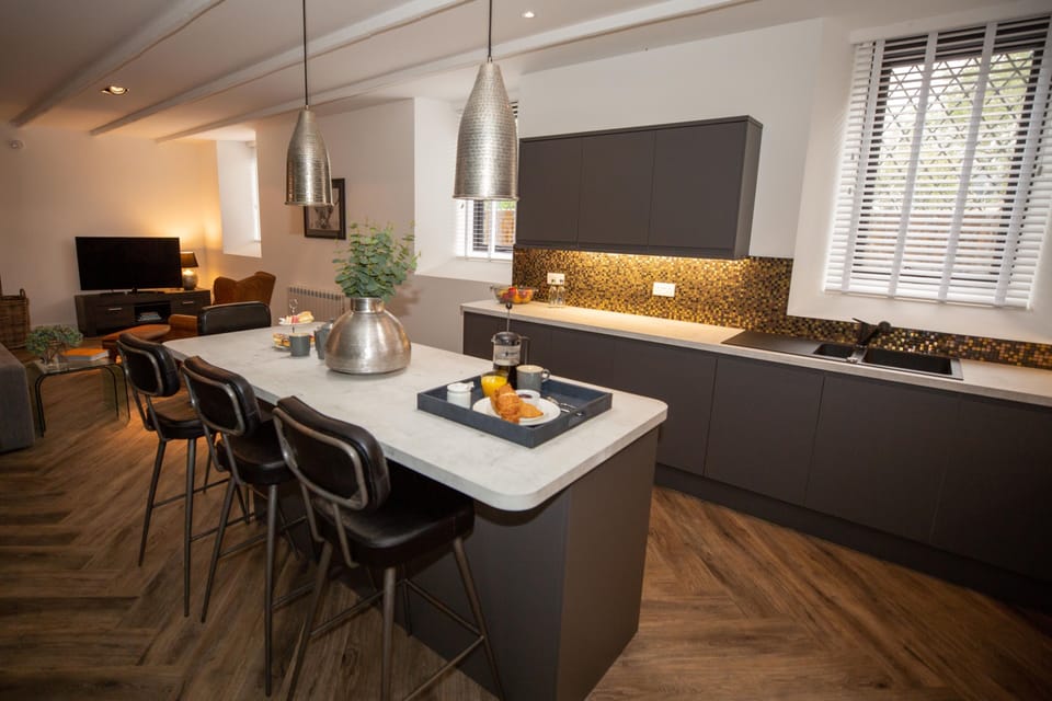 Fully equipped Kitchen with oven, microwave, fridge/freezer, dishwasher