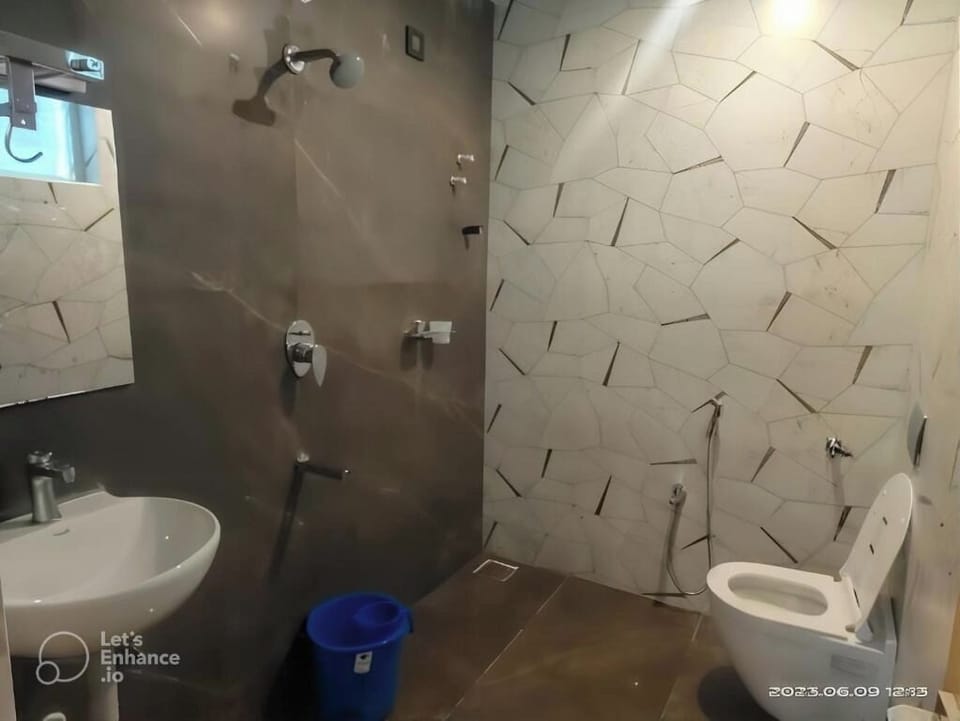 Elite Studio Suite | Bathroom