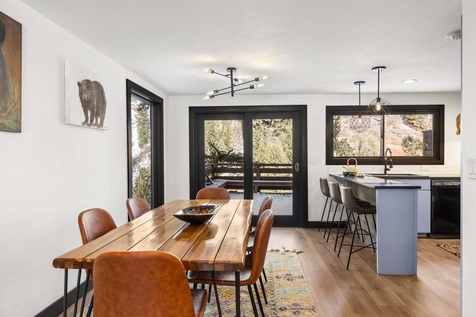 Have a cup of coffee at the breakfast bar or full meals at the dining table with plenty of natural light