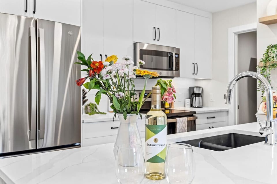 Fully equipped kitchen.