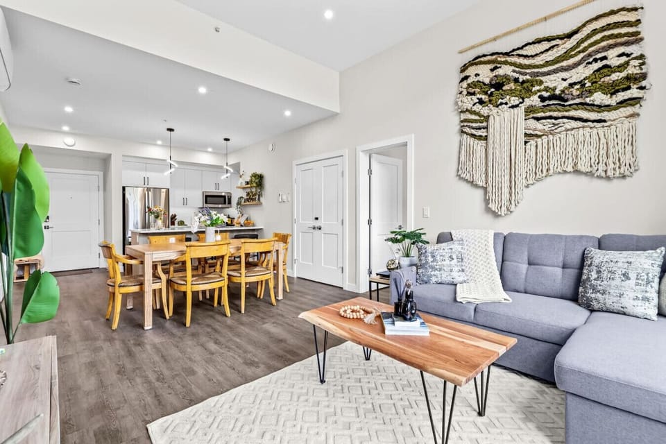 Living room, dining area and fully equipped kitchen.