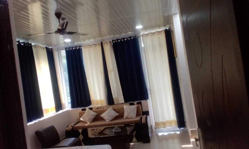 Deluxe Room | Living area | 32-inch flat-screen TV with cable channels