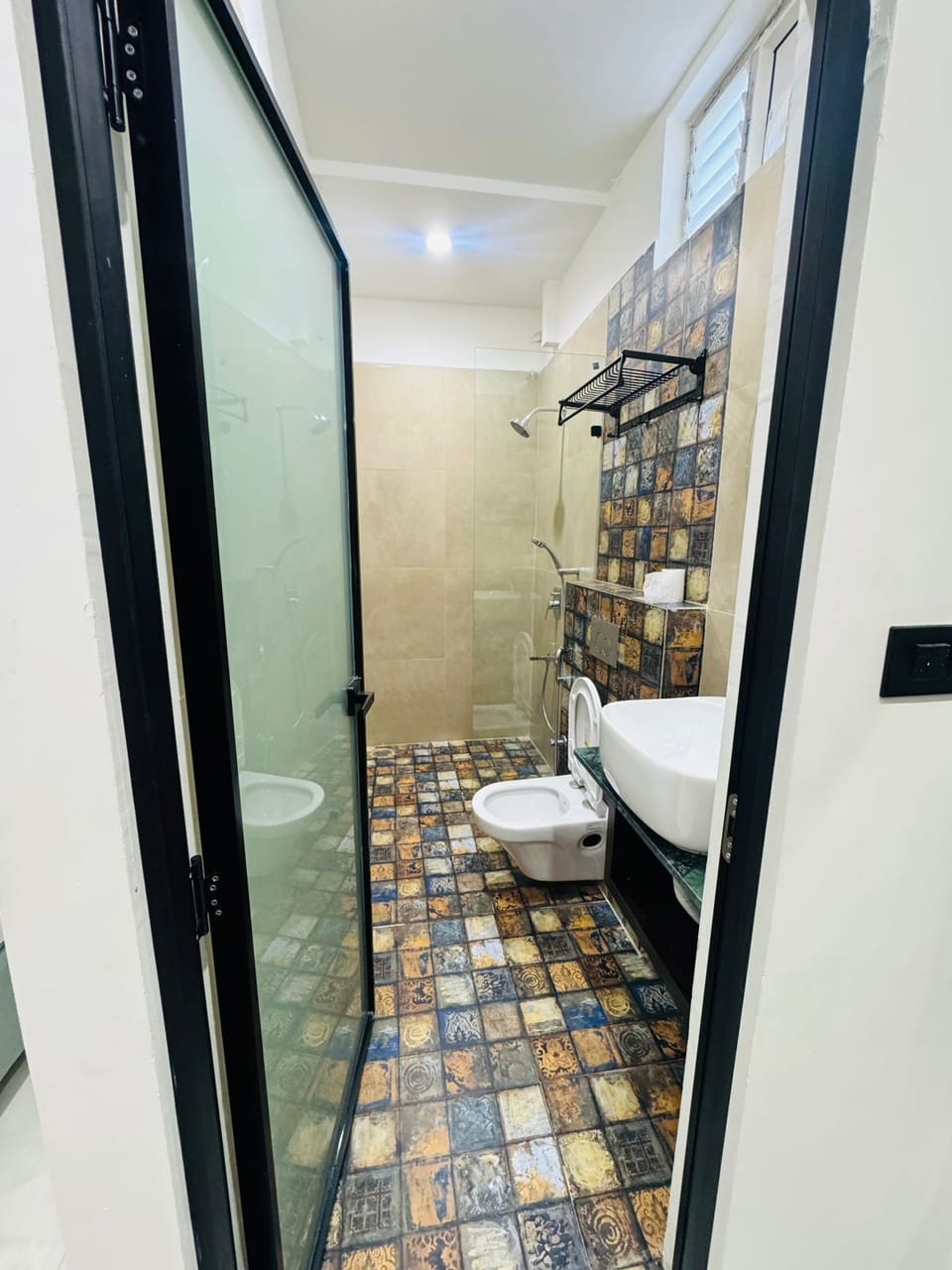 Deluxe Double Room | Bathroom | Shower, towels, soap, shampoo