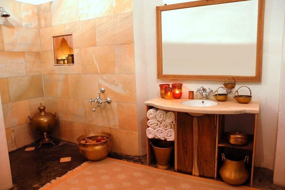 Superior Double Room | Bathroom | Shower, towels, soap, shampoo